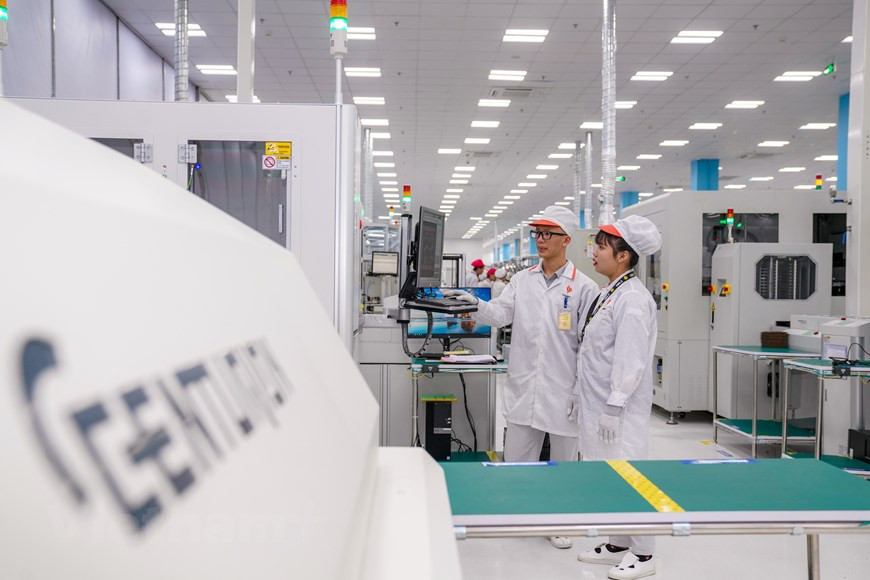 Сотрудничество с ведущим японским поставщиком технологий (Fujitsu) и производителем мобильных полупроводниковых чипов номер один в мире (Qualcomm) продолжает подтверждать дух новаторства, быстрого поиска, создания и внесение больших изменений, а также неограниченного количество подключений к вьетнамскому рынку технологий в будущем Vingroup. Благодаря этому сотрудничеству команда вьетнамских инженеров быстро подошла, освоила и самостоятельно разработала телефоны 5G следующего поколения. Соглашение о сотрудничестве также официально зарегистрировало VinSmart как одного из первых производителей телефонов 5G в мире, в результате чего Вьетнам вошел в список стран, первопроходцев в применении и производстве оборудования с поддержкой 5G. Несмотря на то, что VinSmart только что объявил о своем присоединении к производству телефонов в июне 2018 года, он постоянно предпринимал стратегические, методические и быстрые шаги. (Фото: Vietnam+)