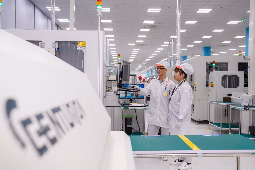 Сотрудничество с ведущим японским поставщиком технологий (Fujitsu) и производителем мобильных полупроводниковых чипов номер один в мире (Qualcomm) продолжает подтверждать дух новаторства, быстрого поиска, создания и внесение больших изменений, а также неограниченного количество подключений к вьетнамскому рынку технологий в будущем Vingroup. Благодаря этому сотрудничеству команда вьетнамских инженеров быстро подошла, освоила и самостоятельно разработала телефоны 5G следующего поколения. Соглашение о сотрудничестве также официально зарегистрировало VinSmart как одного из первых производителей телефонов 5G в мире, в результате чего Вьетнам вошел в список стран, первопроходцев в применении и производстве оборудования с поддержкой 5G. Несмотря на то, что VinSmart только что объявил о своем присоединении к производству телефонов в июне 2018 года, он постоянно предпринимал стратегические, методические и быстрые шаги. (Фото: Vietnam+)