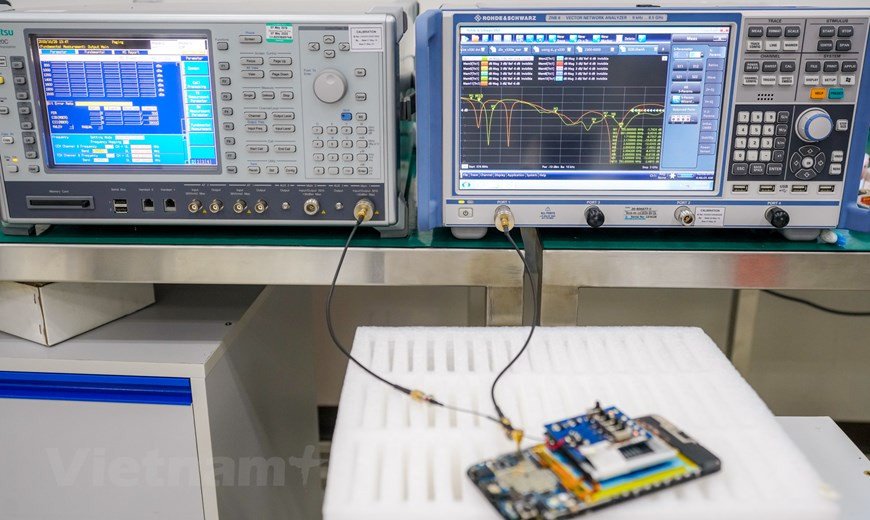 “Общее детище” научно-исследовательского института искусственного интеллекта VinAI (в составе Vingroup) и VinSmart почти полностью преодолел барьеры, которые не могли преодолеть аппаратные решения, что заставляло производителей бороться с проблемой уже много лет. “Это доказательство того, что вьетнамские производители также в состоянии предложить новаторские и технологические решения в мире”, - поделился профессор Буй Хай Хунг, директор VinAI. Второе “оружие” Aris Pro, которое, по мнению Vsmart, может помочь смартфонам вьетнамского бренда завоевать клиентов в США, - это технология квантовой безопасности чип Quantum QRNG, интегрированный в Aris Pro компанией ID Quantique (IDQ). Это разработка ведущей швейцарской технологической компанией в области квантовой безопасности. (Фото: Vietnam+)