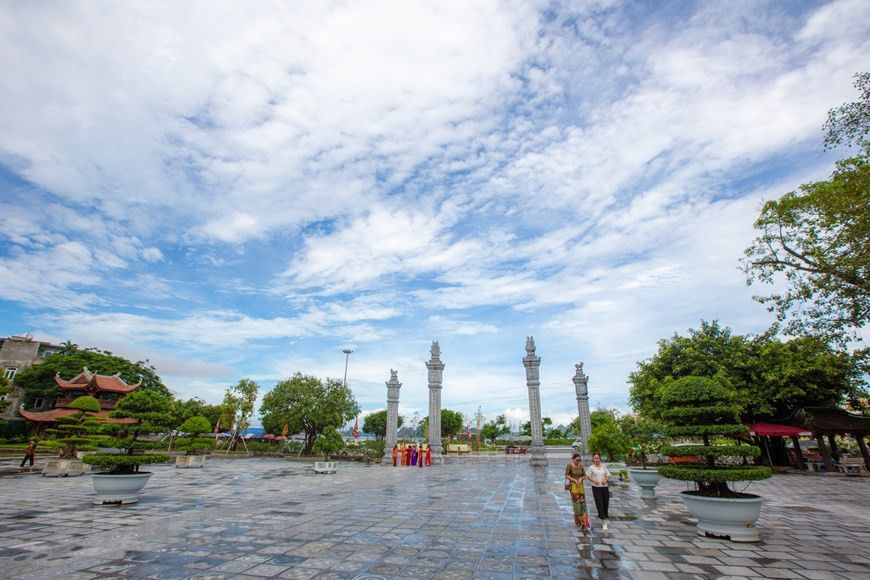 Этот уникальный храм является священным для культа всей семьи Чан Хынг Дао. Здесь находятся 34 скульптуры и статуи, изготовленных очень тщательно и точно, а также поразительные гравюры, изображающими различные сцены. Эти статуи принадлежат Чан Хынг Дао, его жене (Тхань Мау), двум принцессам (дочерям Чан Хынг Дао), Чан Куок Тангу, Чан Ань Тонгу... Ежегодный фестиваль в храме Кыаонг начинается во второй день первого лунного месяца и длится три месяца весной. 18 марта власти провинции Куангнинь провели церемонию открытия фестиваля храма Кыаонг и получили грамоту о признании храма особым национальным историческим памятником. Выступая на мероприятии, заместитель премьер-министра Чыонг Хоа Бинь сказал, что признание этого места свидетельствует о признательности партии и государства предкам, которые совершили большие подвиги в деле национального строительства и обороны. (Фото: Vietnam+)