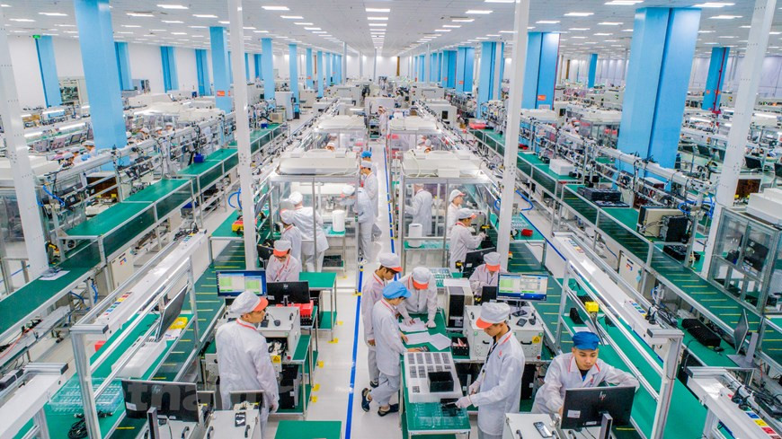 Соглашение было подписано между VinSmart Research and Production Company (входит в состав Vingroup), Fujitsu Connect Technology Company (в рамках Fujitsu Corporation - Япония) и Qualcomm Corporation (США). В рамках этого соглашения компания VinSmart и ее партнеры Fujitsu и Qualcomm будут сотрудничать в разработке специальной модели телефона 5G под брендом Vsmart. Это устройство будет использовать модульную платформу Snapdragon 5G от Qualcomm, в то же время интегрируя выдающиеся функции Fujitsu, такие как экономия заряда аккумулятора, водонепроницаемость стандарта IP68, оптимальная антенная система 4G + 5G...Сочетание передовых технологий Qualcomm (США), Fujitsu (Япония) и возможности быстрого развертывания стало торговой маркой Vingroup, обещающей предоставить пользователям модели телефонов, оснащенные современными технологиями, возможностями и дизайном, но по разумной цене. (Фото: Vietnam+)