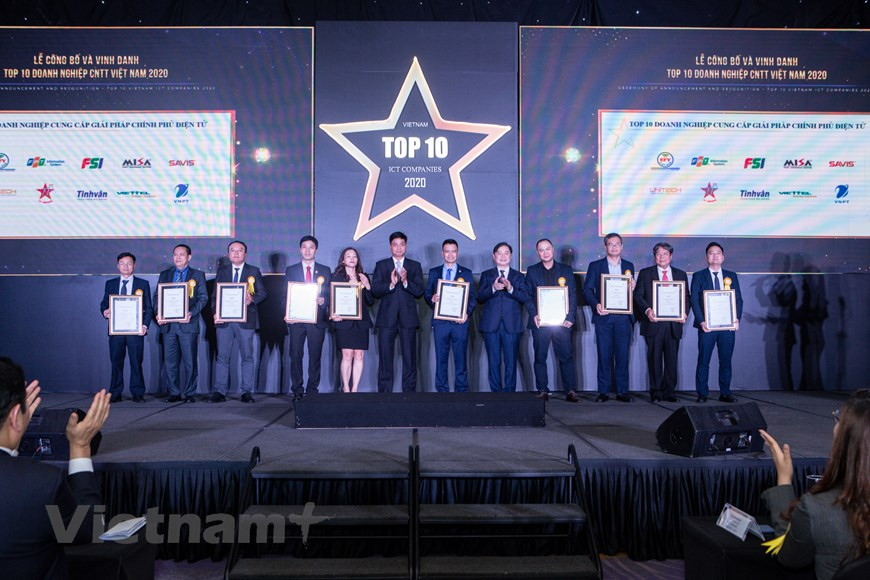 Г-н Фам Куан, генеральный директор Tien Phong TF, которая входит в десятку крупнейших ИТ-компаний, сказал, что его компания создала новые программные продукты, оснащенные приложениями AI и IoT, для быстрорастущих рынков, с целью стать одной из ведущих ИТ-компаний Вьетнама в ближайшее время. “Мы обязуемся присоединиться к правительству и предприятиям в процессе национальной цифровой трансформации во имя процветающего Вьетнама”, - сказал г-н Куан. В рамках конкурса награждение компаний проводится в трех категориях: аутсорсинг бизнес-процессов (BPO), ИТ-аутсорсинг (ITO) и аутсорсинг процессов знаний (KPO); программное обеспечение, ИТ-решения и услуги; и цифровой контент, приложения и решения для мобильных устройств. Мероприятие проходило в рамках вьетнамского саммита по ИКТ и Дня цифровой трансформации Вьетнама 2020. (Фото: Vietnam+)