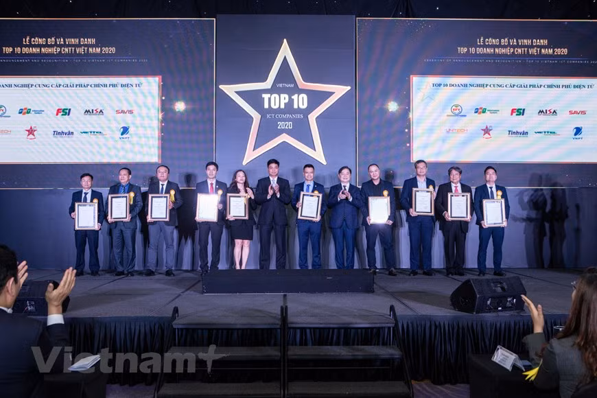Г-н Фам Куан, генеральный директор Tien Phong TF, которая входит в десятку крупнейших ИТ-компаний, сказал, что его компания создала новые программные продукты, оснащенные приложениями AI и IoT, для быстрорастущих рынков, с целью стать одной из ведущих ИТ-компаний Вьетнама в ближайшее время. “Мы обязуемся присоединиться к правительству и предприятиям в процессе национальной цифровой трансформации во имя процветающего Вьетнама”, - сказал г-н Куан. В рамках конкурса награждение компаний проводится в трех категориях: аутсорсинг бизнес-процессов (BPO), ИТ-аутсорсинг (ITO) и аутсорсинг процессов знаний (KPO); программное обеспечение, ИТ-решения и услуги; и цифровой контент, приложения и решения для мобильных устройств. Мероприятие проходило в рамках вьетнамского саммита по ИКТ и Дня цифровой трансформации Вьетнама 2020. (Фото: Vietnam+)