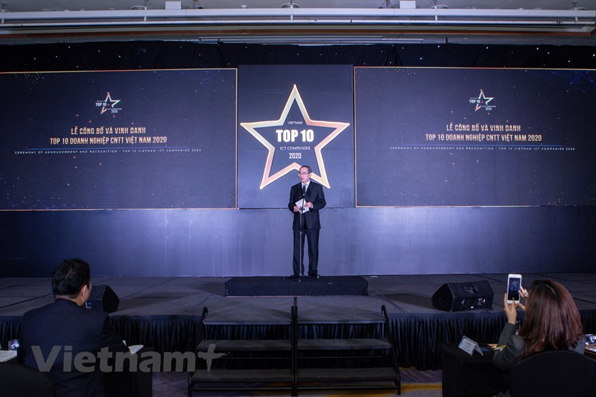 Государственная телекоммуникационная компания также получила золотые медали за услуги по аренде виртуального сервера VNPT Smart Cloud и рекламное решение VNP. T SmartAds, единый коммутатор обслуживания клиентов VNPT Cloud Contact Center и платформа цифровых платежей VNPT Pay. Три серебряных медали были получены за пакет Home Combo, межведомственную систему обмена документами VNPT Exchange Platform и Education Ecosystem 4.0. Бронзовую медаль получило решение для управления больницей VNPT HIS. Компания VNPT, основанная в 2006 году, специализируется на инвестициях, производстве и торговле в почтово-телекоммуникационном секторе. Как гигант информационных технологий и телекоммуникаций во Вьетнаме, VNPT стремится разрабатывать и предоставлять продукты и услуги, способствующие цифровой трансформации в стране. (Фото: Vietnam+)