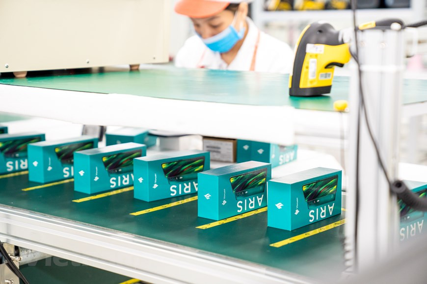 Развивая тему технологии 5G в глобальном масштабе, газета Nikkei однажды предсказала, что, войдя в сферу технологий, г-н Фам Нхат Вуонг - глава Vingroup поставит перед собой большую цель - построить “экосистему” 5G для объединения в сети промышленного оборудования и продуктов, таких как телефоны, автомобили и телевизоры. Forbes процитировал Нгуен Лама, директора по маркетинговым исследованиям IDC Indochina: “Запуск этого смартфона поможет Vingroup добиться успеха в создании технологической экосистемы 5G, при этом продвигаясь быстрее по сравнению с конкурентами и завоевывать лояльность клиентов”. Международное онлайн-сообщество удивлено. Читатели Sasomkit Khanol прокомментировали в Твиттере Forbes Thailand, что для того, чтобы сопровождать ведущие мировые технологические корпорации, Vingroup выбрала сотрудничество с “гигантами” мира. (Фото: Vietnam+)