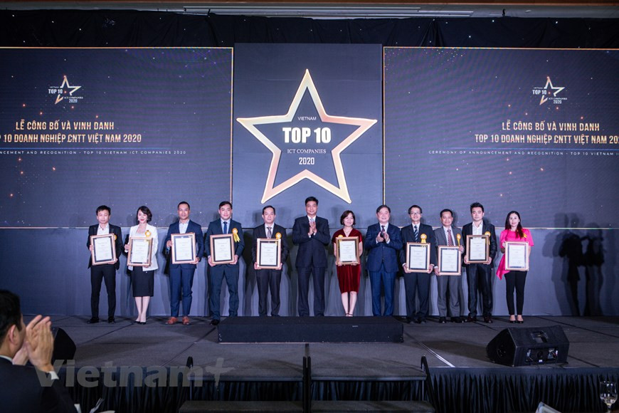 Кроме того, в 2019 году во Вьетнаме было создано 3.000 стартапов, что занимает 3-е место среди стран Юго-Восточной Азии. В прошлом году исследование Vietnam Report по 500 наиболее прибыльным компаниям страны показало, что большинство инсайдеров бизнеса ожидают, что технологии останутся лидером в привлечении инвестиций. Поскольку цифровая экономика Вьетнама продолжает процветать, его валовая товарная стоимость составляет 4% ВВП страны, что выше, чем в любой другой стране Юго-Восточной Азии. Прогнозируется, что ИТ-сектор продолжит оставаться движущей силой роста и преобразований во вьетнамской экономике, особенно в реализации амбиций Индустрии 4.0, поскольку это обеспечит сильную конкурентоспособную региональную позицию страны в ближайшие десятилетия. Инновации во Вьетнаме также неуклонно растут и, по прогнозам, будут продолжаться в том же духе в течение следующих 5-10 лет. Управляющий директор Asia Internet Coalition сказал, что Вьетнам превратился в один из самых привлекательных инвестиционных рынков в регионе в нескольких секторах, но ИТ-индустрия и ее цифровая экономика являются наиболее перспективными. (Фото: Vietnam+)