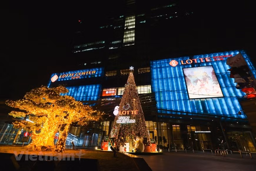 Новогодняя елка в Lotte Center (Фото: ВИА)