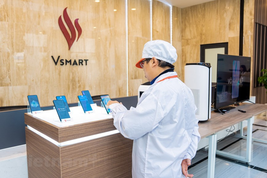 Развитие 5G во Вьетнаме, вероятно, будет быстрее, чем ожидалось. Фактически, Вьетнам - одна из стран с самыми высокими темпами роста интернета в мире. Недавно Viettel - крупнейший оператор страны - также официально объявил о первом тестировании видеозвонка с использованием технологий 5G. Индустрия технологий Вьетнама ускоряется, поскольку крупные корпорации объединяются для развития. Vsmart Aris 5G - это не просто телефон нового поколения, но и знамение того периода, когда вьетнамцы уверенно расширяют гибкие границы на мировой технологической карте. Согласно отчету Gfk, опубликованному в конце марта 2020 года, на телефоны Vsmart приходилось почти 17% продаж на внутреннем рынке, и они занимали 3-е место, сразу после Samsung и Oppo. (Фото: Vietnam+)