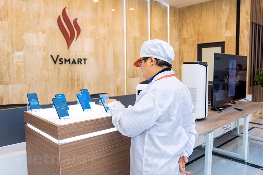 Развитие 5G во Вьетнаме, вероятно, будет быстрее, чем ожидалось. Фактически, Вьетнам - одна из стран с самыми высокими темпами роста интернета в мире. Недавно Viettel - крупнейший оператор страны - также официально объявил о первом тестировании видеозвонка с использованием технологий 5G. Индустрия технологий Вьетнама ускоряется, поскольку крупные корпорации объединяются для развития. Vsmart Aris 5G - это не просто телефон нового поколения, но и знамение того периода, когда вьетнамцы уверенно расширяют гибкие границы на мировой технологической карте. Согласно отчету Gfk, опубликованному в конце марта 2020 года, на телефоны Vsmart приходилось почти 17% продаж на внутреннем рынке, и они занимали 3-е место, сразу после Samsung и Oppo. (Фото: Vietnam+)