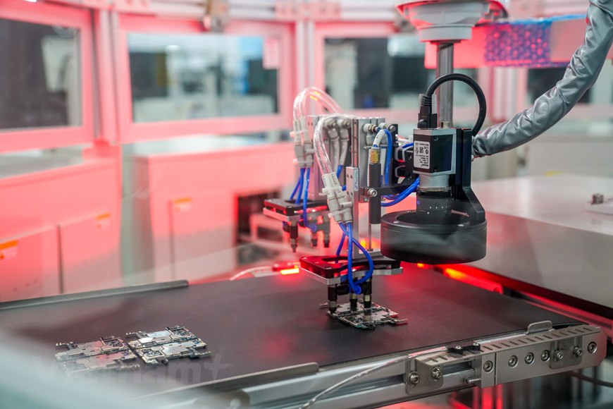 VinSmart в настоящее время разрабатывает коммерциализацию продуктов для телефонов 5G сначала для рынка США, потому что США популяризируют 5G раньше Вьетнама ... “VinSmart в настоящее время занимается коммерциализацией телефонных продуктов 5G для рынка США, потому что США популяризируют 5G раньше Вьетнама. Наряду с этим компания развернется во Вьетнаме, как только оператор официально покроет 5G”, - заявил лидер VinSmart на недавнем мероприятии. Несмотря на общие рыночные трудности, вызванные пандемией COVID-19, 2020 год можно рассматривать как особенно успешный год для VinSmart. В дополнение к постоянному выпуску продуктов 4-го поколения, таких как Joy 4, Star 4, Live 4 и дуэт “суперпродуктов” Aris / Aris Pro, телефоны вьетнамских брендов совершили впечатляющий прорыв, войдя в топ-3 по доле рынка. (Фото: Vietnam+)