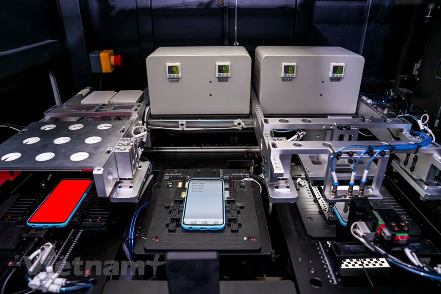 Стандарт надежного оператора связи даже выше, жестче, чем международные стандарты или стандарты страны пребывания в целом. Эксперты говорят, что сотрудничество с громкими именами станет хорошей основой для выхода VinSmart на самый требовательный в мире рынок технологий. Проникновение продукта в США означает, что вьетнамские смартфоны получат мощный “паспорт”, позволяющий выйти на мировой рынок. Это также предпосылка для телефонов VinSmart, чтобы завоевать международных клиентов с помощью вьетнамского бренда. Г-жа Хыонг поделилась, что VinSmart сосредоточится на закреплении на рынке США “обеими ногами”, сотрудничая с крупными операторами связи и через каналы сбыта. В частности, представитель производителя мобильных устройств Vingroup также определил главное “оружие” в этом непростом “походе”. (Фото: Vietnam+)