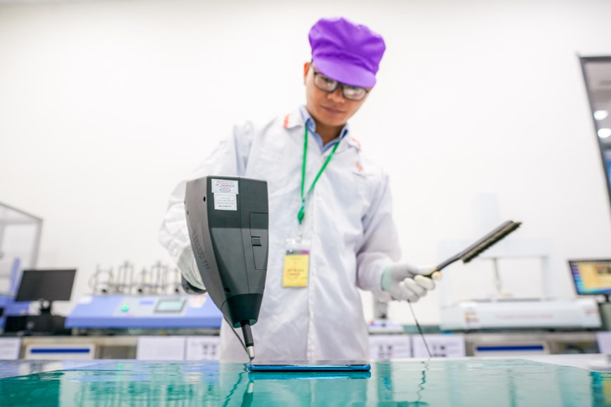 Оценивая первый смартфон 5G во Вьетнаме, г-н Нгуен Фи Туен, директор центра измерений Департамента телекоммуникаций, сказал: “Мы протестировали Vsmart Aris 5G. Скорость 5G на смартфонах Vsmart, использующих диапазон Sub6, почти в 8 раз выше, чем у 4G, и она продолжит повышаться, когда VinSmart применит диапазон mmWave в ближайшем будущем”. Международное сообщество в восторге от телефона Vsmart Aris 5G “Сделанного во Вьетнаме”. Ряд престижных международных газет, таких как Forbes, The New York Times, Reuters, The Star ... и потребители, любящие новые технологии, с энтузиазмом встретили телефон Vsmart Aris 5G, который был анонсирован Vingroup 6-7-2020. Vinsmart также подтвердила, что телефон Vsmart Aris 5G совершил прорыв в технологии безопасности, когда интегрировал чип безопасности Quantis QRNG с использованием технологии квантовых вычислений, разработанный VinSmart в сотрудничестве с компанией IDQ (Швейцария). (Фото: Vietnam+)