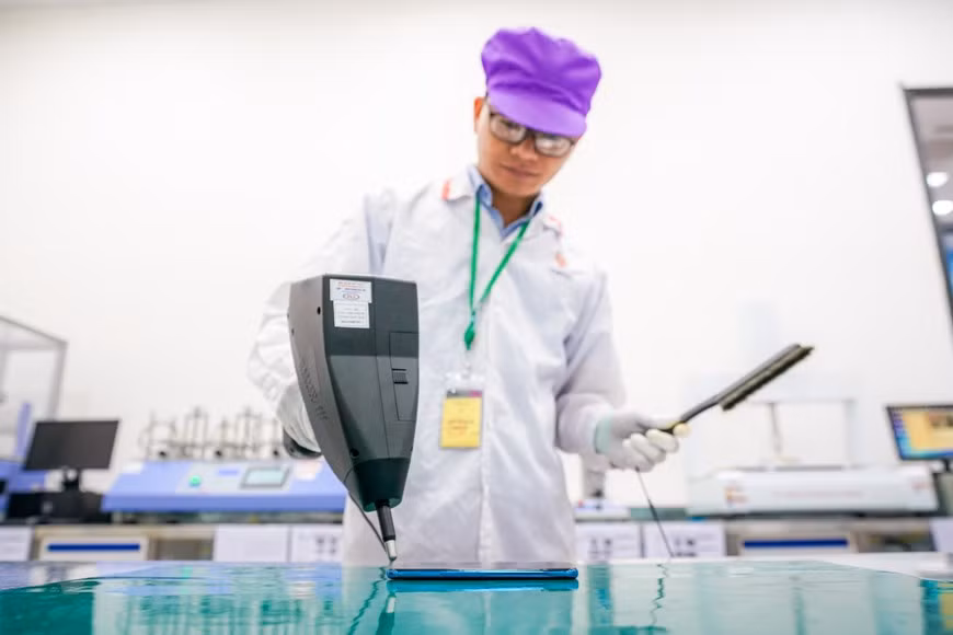 Оценивая первый смартфон 5G во Вьетнаме, г-н Нгуен Фи Туен, директор центра измерений Департамента телекоммуникаций, сказал: “Мы протестировали Vsmart Aris 5G. Скорость 5G на смартфонах Vsmart, использующих диапазон Sub6, почти в 8 раз выше, чем у 4G, и она продолжит повышаться, когда VinSmart применит диапазон mmWave в ближайшем будущем”. Международное сообщество в восторге от телефона Vsmart Aris 5G “Сделанного во Вьетнаме”. Ряд престижных международных газет, таких как Forbes, The New York Times, Reuters, The Star ... и потребители, любящие новые технологии, с энтузиазмом встретили телефон Vsmart Aris 5G, который был анонсирован Vingroup 6-7-2020. Vinsmart также подтвердила, что телефон Vsmart Aris 5G совершил прорыв в технологии безопасности, когда интегрировал чип безопасности Quantis QRNG с использованием технологии квантовых вычислений, разработанный VinSmart в сотрудничестве с компанией IDQ (Швейцария). (Фото: Vietnam+)