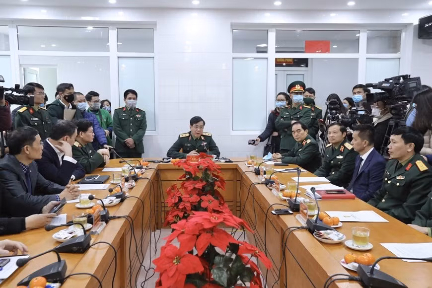 Директор Военно-медицинской академии До Куйет проводит совещание перед началом первой инъекции вакцины COVID-19 Nanocovax трем добровольцам. (Фото: ВИА)