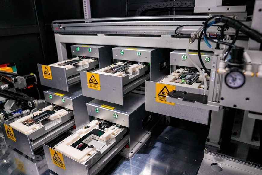 Согласно данным исследовательской компании GfK, к концу октября VinSmart прочно занял 3-е место с долей рынка в 15,2%, обогнав компанию VIVO, занимающую 4-е место, с долей рынка в 9,6%. Недавно, поделившись стратегией производства и бизнеса на 2021 год, г-жа Нгуен Тхи Хонг (генеральный директор телефонного подразделения VinSmart Company) сообщила, что США станут первым рынком, на котором вьетнамские бренды смартфонов представят свои продукты 5G. В настоящее время VinSmart успешно разрабатывает смартфоны 5G, осваивает технологию и находится в процессе коммерциализации своей линейки продуктов. Как выяснилось, телефон 5G, который VinSmart поставляет в США, также будет линейкой продуктов по “разумной цене” для повышения конкурентоспособности. (Фото: Vietnam+)