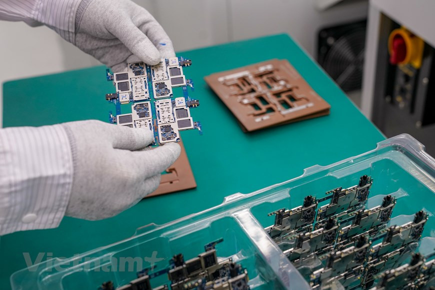 После запуска первых 4 продуктовых линеек в декабре 2018 года, VinSmart с начала 2019 года расширил присутствие бренда Vsmart в Европе (Испания) и Азии (Мьянма), чтобы продвигать продажи телефонов в этих странах. Ожидается, что в 2019 году VinSmart представит 10 новых моделей смартфонов наряду с другими умными устройствами. Соглашение о сотрудничестве с Qualcomm и Fujitsu помогает VinSmart сделать важный шаг в контроле цепочки поставок и производства на пути к поставке высококачественных интеллектуальных электронных продуктов, обеспечивающих комфортную жизнь, а также современные тенденции для вьетнамцев и всего мира. Смартфон 5G Vsmart будет полностью производиться в парке высоких технологий Хоа Лак (Ханой) и, как ожидается, поступит в продажу во Вьетнаме и на основных рынках, таких как США и Европа. (Фото: Vietnam+)