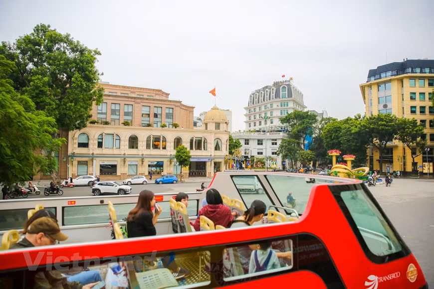 Автобусы “Hop on - Hop off” в Ханое были запущены, чтобы обслуживать туристов, исследующих столицу, с целью создать изюминку местного туризма этим летом. После центрального прибрежного города Дананг, Ханой стал вторым городом, в котором начали курсировать двухэтажные автобусы. По словам заместителя вице-председателя Hanoi Transportation Service Corporation Нгуен Конг Нята, во время экскурсии по городу Ханой с использованием автобусов без крыши “Hop on - Hop off” посетители могут увидеть город сверху. Система автобусов “Hop on - Hop off”, разработанная туристической компанией Hanoitourist, призвана предложить туристам новый и более удобный способ знакомства с достопримечательностями Ханоя. Как региональное и глобальное привлекательное направление, Ханой рассчитывает принять много туристов, в том числе иностранцев. (Фото: Vietnam+)