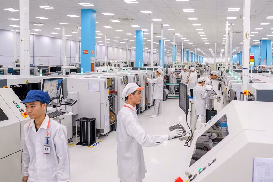 Смартфон 5G Vsmart будет полностью производиться в парке высоких технологий Хоа Лак (Ханой) и, как ожидается, поступит в продажу во Вьетнаме и на основных рынках, таких как США и Европа, в апреле 2020 года. Говоря об этих отношениях сотрудничества, г-н Нгуен Вьет Куанг, вице-президент и генеральный директор Vingroup, сказал: “Сотрудничество с ведущими мировыми технологическими партнерами, такими как Fujitsu и Qualcomm, является частью позитивной стратегии. Первые и применяем самые современные технологии в производстве смартфонов и смарт-устройств на проекте Vsmart. Мы стремимся предоставлять клиентам продукты, которые не только гарантируют качество, безопасность и надежность, но и обладают самыми передовыми в мире средствами и технологиями”. (Фото: Vietnam+)