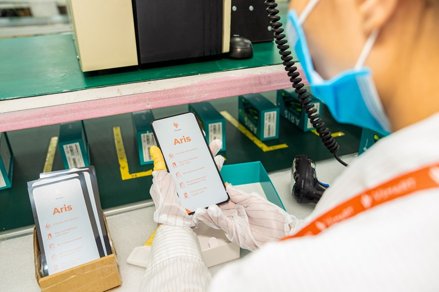 Путь Vingroup к тому, чтобы стать технологической группой, привлек ряд громких имен, таких как BMW, Pininfarina, Durr, Qualcomm, Google ... Модель телефона Vsmart Aris 5G также является результатом сотрудничества между Vingroup и Qualcomm, и принадлежит к огромной технологической экосистеме, к которой стремится эта корпорация. Китайское онлайн-сообщество также прокомментировало значительный прогресс вьетнамских технологий и вьетнамских моделей телефонов 5G. Хотя официальная дата продажи не пока объявлена, вьетнамские потребители также выражают желание вскоре приобрести Vsmart Aris 5G, чтобы заменить телефоны, использующие старые технологии, которые не обеспечивают безопасности и рискуют раскрыть личную информацию. Производитель Vinsmart также сообщает, что Vsmart Aris 5G является первым продуктом в мире, использующим платформу модульного проектирования, что позволяет гибко проектировать оборудование, сокращать время разработки продукта и поддерживать большую часть диапазонов частот, используемые на рынках по всему миру, в соответствии с глобальной рыночной целью VinSmart в ближайшее время. (Фото: Vietnam+)