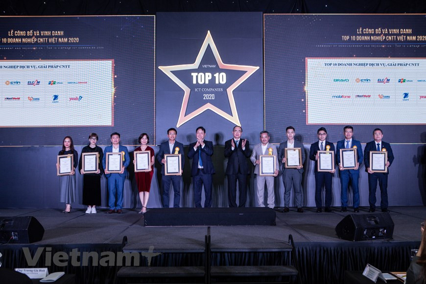 Несмотря на то, что VNPT был новичком, он вошел в десятку победителей с 6 золотыми, 3 серебряными и 1 бронзовой медалями. Приложение VNPT Check, которое проверяет происхождение товаров, было среди инновационных программ, получивших золотую медаль. Приложение помогло проложить путь большому количеству вьетнамских товаров для участия в программах содействия международной торговле, а также вошло в список экспортных товаров на рынки с высокими стандартами. VNPT Check внедрен на более чем 5.000 предприятий по всей стране, и более 100 миллионов продуктов можно проверить с помощью мобильного приложения. VNPT Pharmacy, облачное решение для управления аптекой, выиграло золотую медаль в категории ИТ-продуктов и услуг для розничной торговли. Услугу успешно внедрили более чем 10.000 аптек по всей стране. (Фото: Vietnam+)