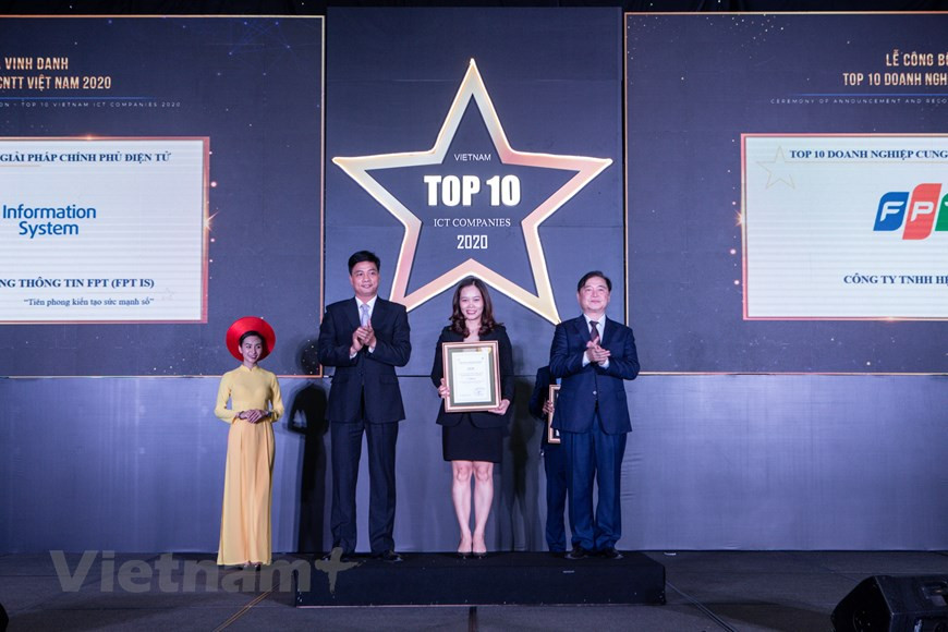 Общая экспортная выручка 10 крупнейших ИТ-предприятий в группе 10 крупнейших предприятий-экспортеров программного обеспечения достигла более 4.900 млрд. донгов (211,8 млн. долл. США), что составляет почти 24% от общего экспортного оборота программного обеспечения Вьетнама в 2019 году. “Под воздействием пандемии COVID-19 и 4-й промышленной революции цифровая экономика и цифровая трансформация являются жизненно важными условиями для развития страны”, - сказал председатель VINASA Чыонг Жа Бинь. Он добавил, что конкурс “Десять ведущих ИТ-компаний Вьетнама 2020” объединил компании, занимающиеся цифровыми технологиями, где престиж и способности объединяются, чтобы стать пионером цифровой трансформации, использовать технологии для решения проблем Вьетнама и создать исключительные возможности для развития в глобальном масштабе. (Фото: Vietnam+)