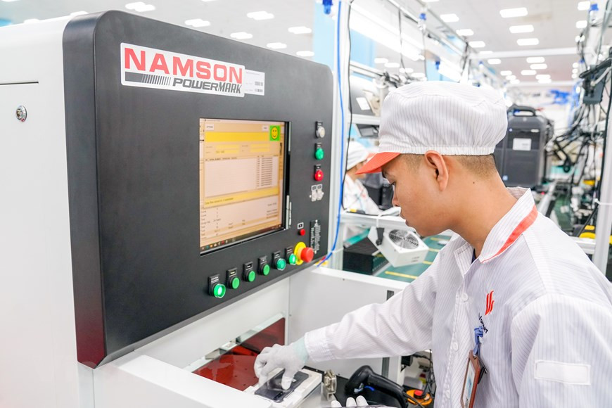 Г-н Грегуар Риборди, генеральный директор IDQ, сказал, что компания была первой компанией в мире, которая коммерциализировала квантовый “ключ”, однако клиенты ограничены правительствами и крупными финансовыми учреждениями. VinSmart - первый партнер, с которым IDQ сотрудничает, чтобы предоставить конечным пользователям технологию квантовой безопасности. VinSmart становится первой вьетнамской компанией, которая успешно производит терминалы с поддержкой технологии 5G. Утром 6 июля на выставке технологических продуктов Make во Вьетнаме компания VinSmart объявила об успешной разработке и официально представила модель смартфона Vsmart Aris 5G. Смартфон Vsmart Aris 5G - результат сотрудничества Qualcomm и VinSmart. “Продукт принадлежит к высокопроизводительному сегменту, обладает такими высококлассными функциями, как монолитный металлический корпус, поддерживает сеть 5G Sub 6 ГГц, интегрированный чип квантовой безопасности. В продукте используется усовершенствованный набор микросхем Snapdragon 765, что обеспечивает выдающуюся производительность и поддержку множества технологий”, - говорится в сообщении Vinsmart. (Фото: Vietnam+)