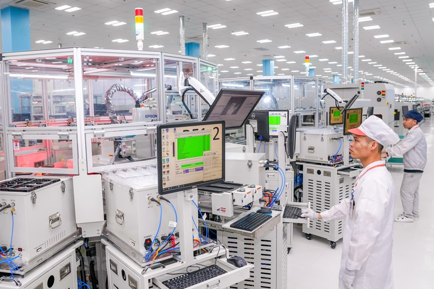 “VinSmart будет поставлять на рынок США самые престижные и качественные продукты, включая Aris / Aris Pro и другие будущие флагманские продукты”, - сказал генеральный директор подразделения VinSmart Phone. Vsmart Aris Pro - это один из двух продуктов сегмента high-end, который был запущен в сентябре 2020 года, и считается линейкой телефонов с двумя передовыми технологиями в мире: бесконечным экраном со скрытой камерой (CUD) и квантовая безопасность. Во Вьетнаме Vsmart Aris Pro стал первым смартфоном со скрытой камерой, обеспечивающей максимальное растекание экрана и идеальную красоту продукта. Чтобы решить проблему, на которую не нашли ответа даже ведущие мировые производители, VinSmart применил технологию искусственного интеллекта (AI) при обработке изображений, позволяющую делать фотографии наилучшего качества без отображения камеры в интерфейсе. (Фото: Vietnam+)