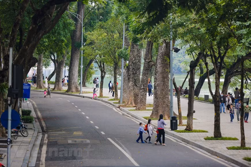 Билеты на Hanoi City Tour очень разнообразны, с разными ценами в зависимости от продолжительности использования. В частности, билеты на сумму 196.000 донгов на 2 часа, билеты на 300.000 донгов на 4 часа, билеты на 450.000 донгов на 24 часа, билеты на 650.000 донгов на 48 часов. Для тех, кто покупает билеты со сроком действия 24 часа и более, помимо бесплатного проезда на автобусе из аэропорта Нойбай в Ханой и обратно, им также предлагается “Ночной тур” стоимостью 200.000 донгов. Маршруты с двухэтажными автобусами, ориентированные на цивилизованный, дружелюбный и профессиональный туризм, обещает доставить отечественным и иностранным туристам незабываемые впечатления от путешествия по Ханою. (Фото: Vietnam+)