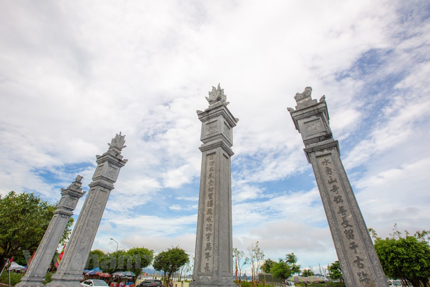 Храм Кыаонг был построен в соответствии с китайским иероглифом “конг”, он состоит из переднего церемониального зала с тремя помещениями, заднего церемониального зала с двумя помещениями и заднего святилища с тремя помещениями. Храмовый комплекс был построен в начале XIX века и включал три основных здания: нижний храм (Ден Ха), средний храм (Ден Чунг) и верхний храм (Ден Тхуонг). В нижнем храме люди поклоняются культу матери (Мау), а верхний храм посвящен культу Чан Куок Танга. Раньше в главном храме люди поклонялись Хоанг Кау, региональному герою, но позже он был заменен в честь третьего сына Чан Хынг Дао, который проявил героизм при защите границы в районе Кыасуот. (Фото: Vietnam+)