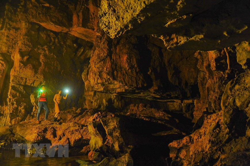 Туристы на лодке исследуют пещеры Чангана. (Фото: ВИА)