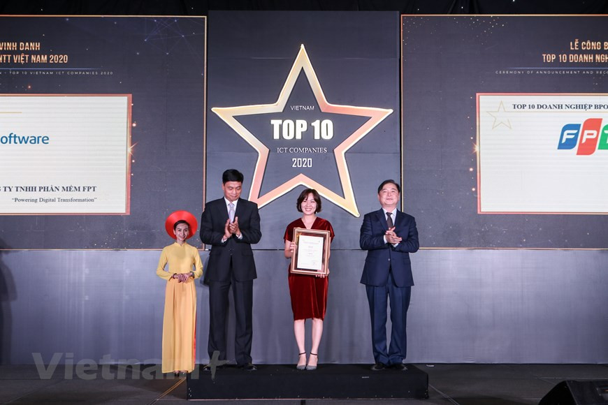 14 декабря вьетнамская ассоциация программного обеспечения и ИТ-услуг (VINASA) провела церемонию вручения звания “Десять ведущих ИТ-компаний Вьетнама 2020” выдающимся ИТ-компаниям. Ежегодное мероприятие “Десять ведущих ИТ-компаний Вьетнама” направлено на чествование престижных и выдающихся компаний ИТ-сектора. По статистике, более 80% предприятий исследуют и применяют новые технологии в процессе разработки продуктов и решений. ИТ-компании, входящие в список “Десять ведущих ИТ-компаний Вьетнама 2020”, показали общий доход примерно в 1.975 трлн. донгов (85,3 млрд. долл. США) в 2019 году, что составляет более 76% от общего дохода от программного обеспечения, цифровых услуг и сектора ИТ в 2019 году. Мероприятие проходило в рамках вьетнамского саммита по ИКТ и Дня цифровой трансформации Вьетнама 2020. (Фото: Vietnam+)
