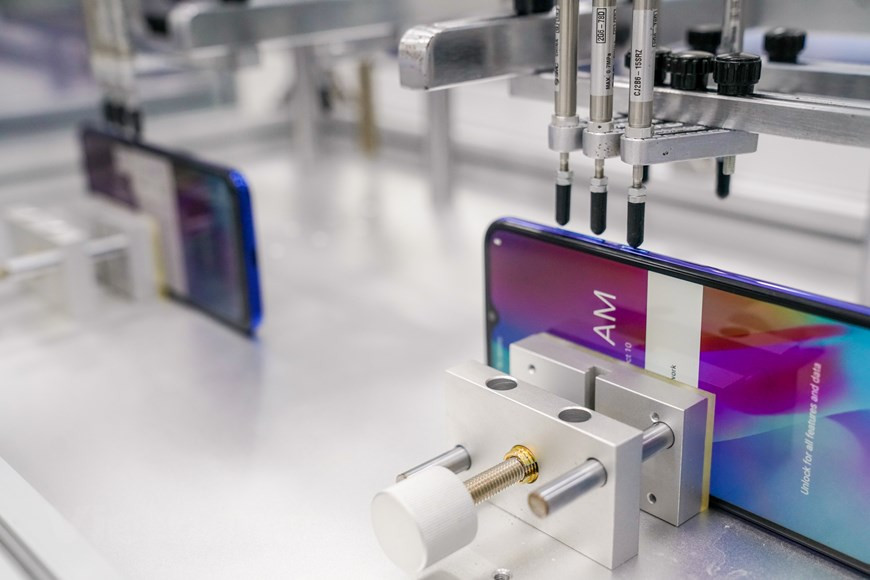 Производитель Vinsmart также сообщает, что Vsmart Aris 5G является первым продуктом в мире, использующим платформу модульного проектирования, что позволяет гибко проектировать оборудование, сокращать время разработки продукта и поддерживать большую часть диапазонов частот, используемые на рынках по всему миру, в соответствии с глобальной рыночной целью VinSmart в ближайшее время. Vinsmart также подтвердила, что телефон Vsmart Aris 5G совершил прорыв в технологии безопасности, когда интегрировал чип безопасности Quantis QRNG с использованием технологии квантовых вычислений, разработанный VinSmart в сотрудничестве с компанией IDQ (Швейцария). “Чип безопасности Quantis QRNG использует технологию квантовых вычислений для генерации действительно случайных последовательностей, что обеспечивает лучшую безопасность, чем решения, использующие алгоритмы, генерирующие псевдослучайные числа. Это позволит повысить безопасность и сохранность данных в телефоне, особенно банковских данных, личных финансов, показателей здоровья”, - согласно информации от Vinsmart. (Фото: Vietnam+)