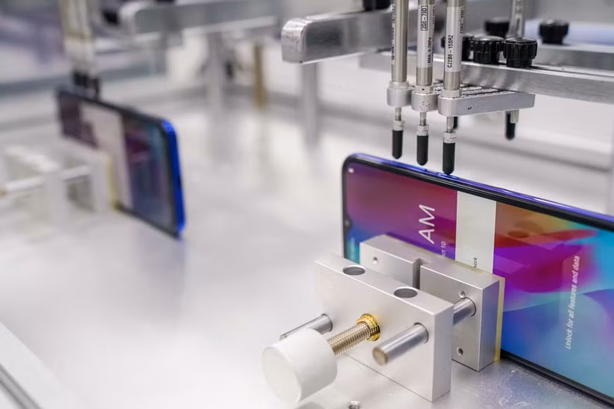 Производитель Vinsmart также сообщает, что Vsmart Aris 5G является первым продуктом в мире, использующим платформу модульного проектирования, что позволяет гибко проектировать оборудование, сокращать время разработки продукта и поддерживать большую часть диапазонов частот, используемые на рынках по всему миру, в соответствии с глобальной рыночной целью VinSmart в ближайшее время. Vinsmart также подтвердила, что телефон Vsmart Aris 5G совершил прорыв в технологии безопасности, когда интегрировал чип безопасности Quantis QRNG с использованием технологии квантовых вычислений, разработанный VinSmart в сотрудничестве с компанией IDQ (Швейцария). “Чип безопасности Quantis QRNG использует технологию квантовых вычислений для генерации действительно случайных последовательностей, что обеспечивает лучшую безопасность, чем решения, использующие алгоритмы, генерирующие псевдослучайные числа. Это позволит повысить безопасность и сохранность данных в телефоне, особенно банковских данных, личных финансов, показателей здоровья”, - согласно информации от Vinsmart. (Фото: Vietnam+)