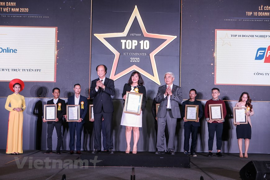 Телекоммуникационный гигант Вьетнама VNPT - среди крупнейших победителей IT World Awards 2020. Вьетнамский государственный телекоммуникационный гигант VNPT вошел в десятку крупнейших победителей IT World Awards 2020 с 10 наградами, включая 6 золотых медалей. Премия IT World Awards, ежегодно проводимая американским Network Product Guide, является главным признанием выдающихся достижений в области информационных технологий. С момента создания конкурса в 2006 году, его победителями стали тысячи номинантов по всему миру. Результаты конкурса основаны на оценке более 50 генеральных директоров и менеджеров по продуктам ряда крупных компаний в мире ИТ, включая VISA, KPMG, Ernst &amp; Young и Microsoft. Вьетнамская почтовая и телекоммуникационная группа (VNPT) превзошла многих других вьетнамских кандидатов, забрав домой наибольшее количество титулов и золотых медалей на IT World Awards в этом году. (Фото: Vietnam+)