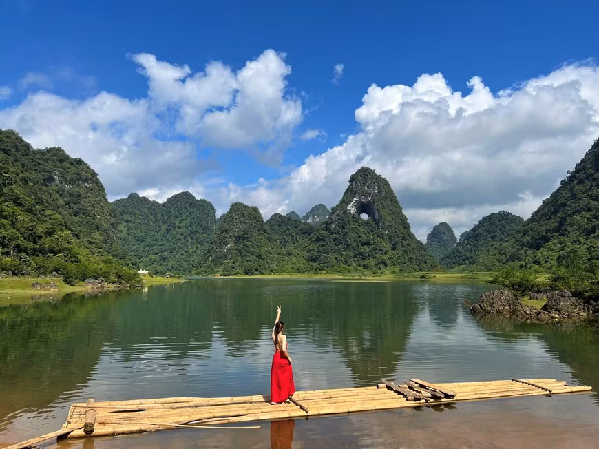 Женщина позирует для фото на фоне горы. (Фото: ВИА)
