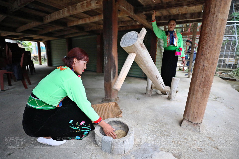 Жители народности манг носят традиционные костюмы даже в повседневной жизни. (Фото: ВИА)