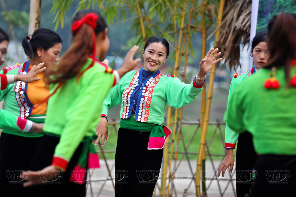 Цвета и дизайн костюмов народности манга очень уникальны. (Фото: ВИА)