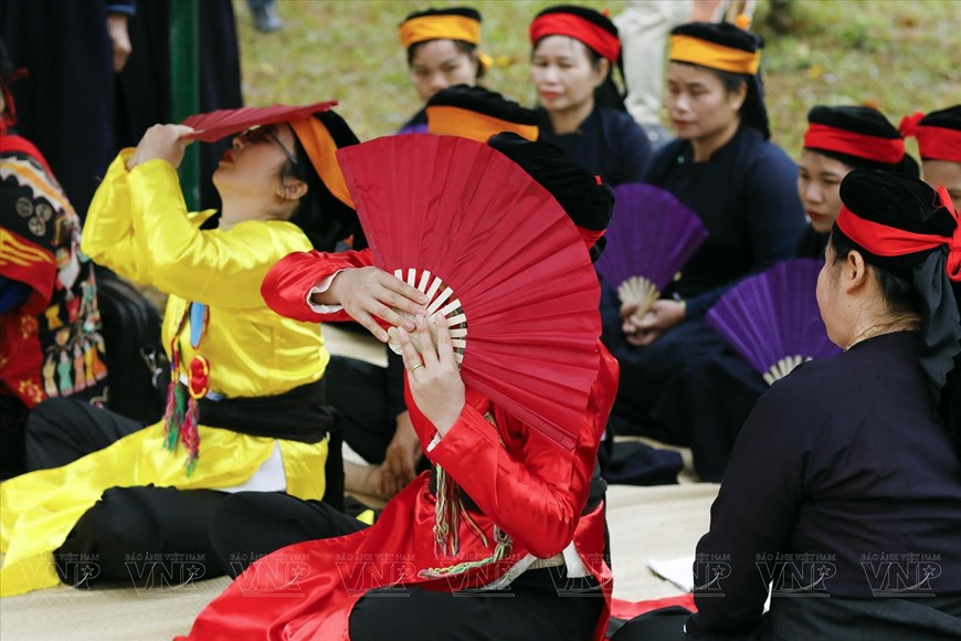 Две девушки, в красном и желтом, играют роль двух дочерей матери Луны. (Фото: VNP/ВИА)