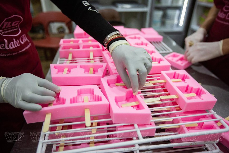 Идея создать мороженое в форме знаковых достопримечательностей Ханоя принадлежит Ли Хай Хоанг Тану, владельцу магазина Gelato Stick. Его магазин расположен на улице Нгуен Кханг, 113, в ханойском районе Кaужай. (Фото: ВИА)