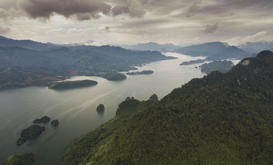 Благодаря синхронным инвестициям в транспортную инфраструктуру и курорты премиум класса, залив Нгойхоа в уезде Танлак провинции Хоабинь обещает стать излюбленным местом отдыха туристов в ближайшем будущем. (Фото: ВИА)