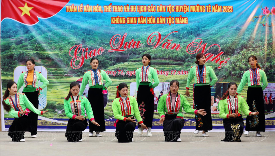 Этнические девушки манг в традиционных костюмах исполняют древний танец. (Фото: ВИА)