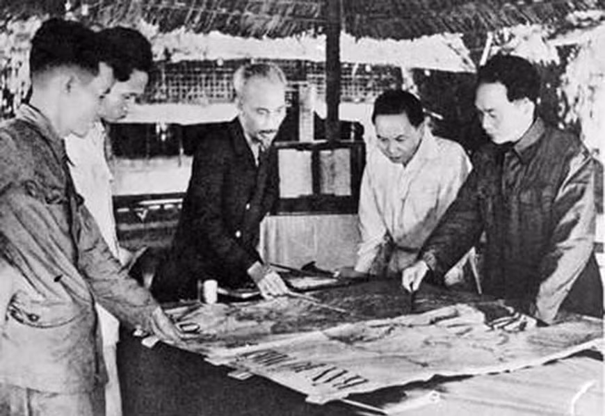 Политбюро рассматривает окончательный план зимне-весенней кампании 1953-1954 годов, подготовленного Главной военной комиссией, и официальное начало кампании Дьенбьенфу, направленной на ликвидацию опорного пункта (6 декабря 1953 года). (Фото: ВИА)