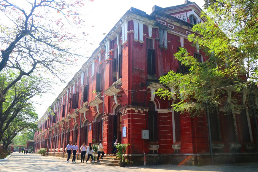 Национальная школа Хюэ с ее пышной зеленью и старинной французской архитектурой стала привлекательным местом для многих посетителей. Учреждение является не просто центром образования, но и историческим и архитектурным чудом. (Фото: ВИА)