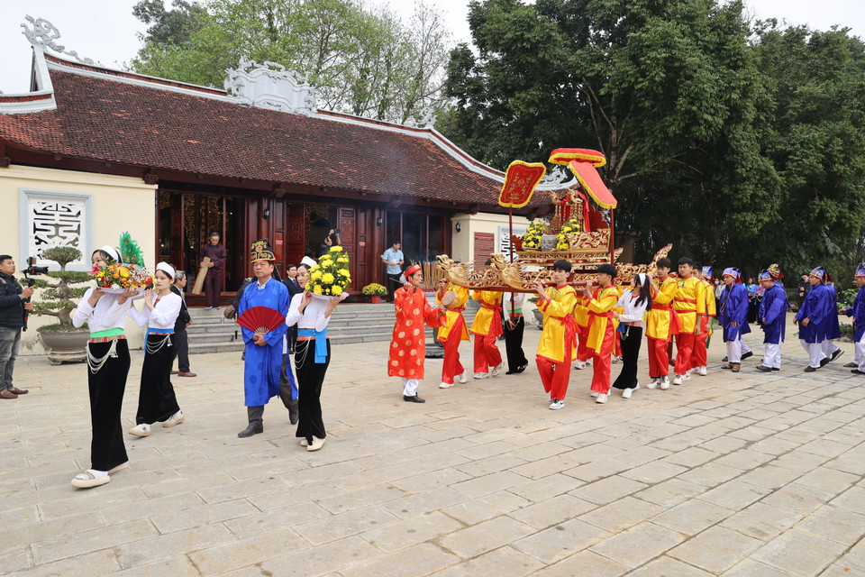 Торжественное шествие от храма села Луйай до стадиона общины Фонгфу. (Фото: ВИА)