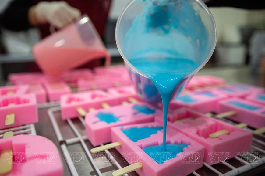 Ингредиенты для мороженого разливаются по формам, после чего помещаются в морозильную камеру (Фото: ВИА)