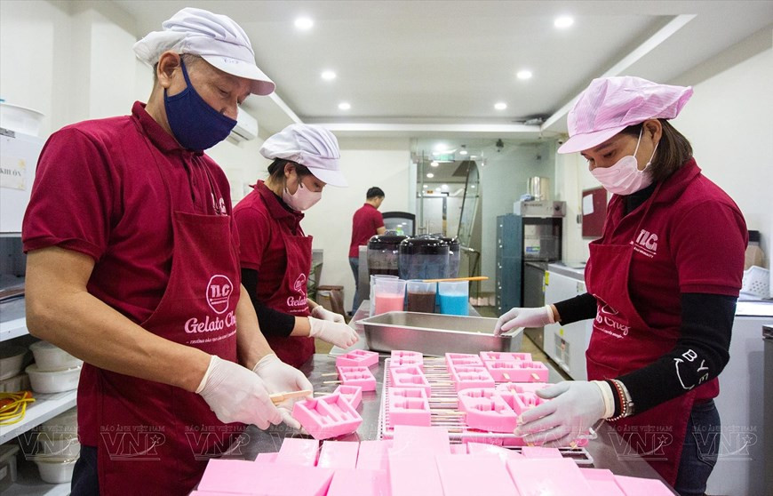  Сотрудники Gelato Chef создают мороженое в форме живописных мест Ханоя, которое изготавливается ежедневно. (Фото: ВИА)