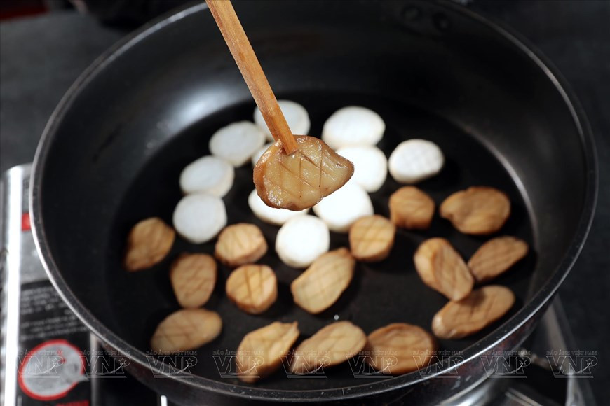 Шимеджи нарезают небольшими кусочками, а затем обжаривают. (Фото: ВИА)