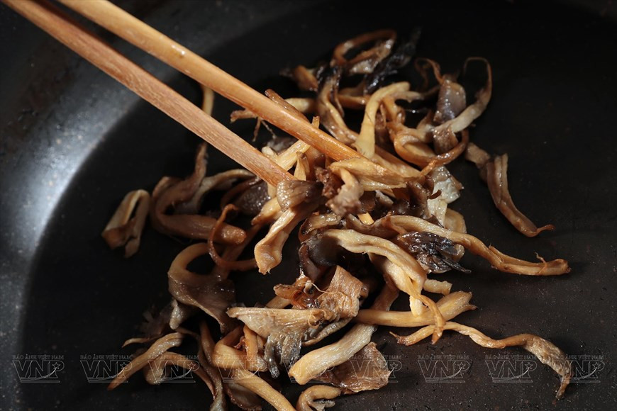 Коричневые вешенки шинкуют и обжаривают. (Фото: ВИА)