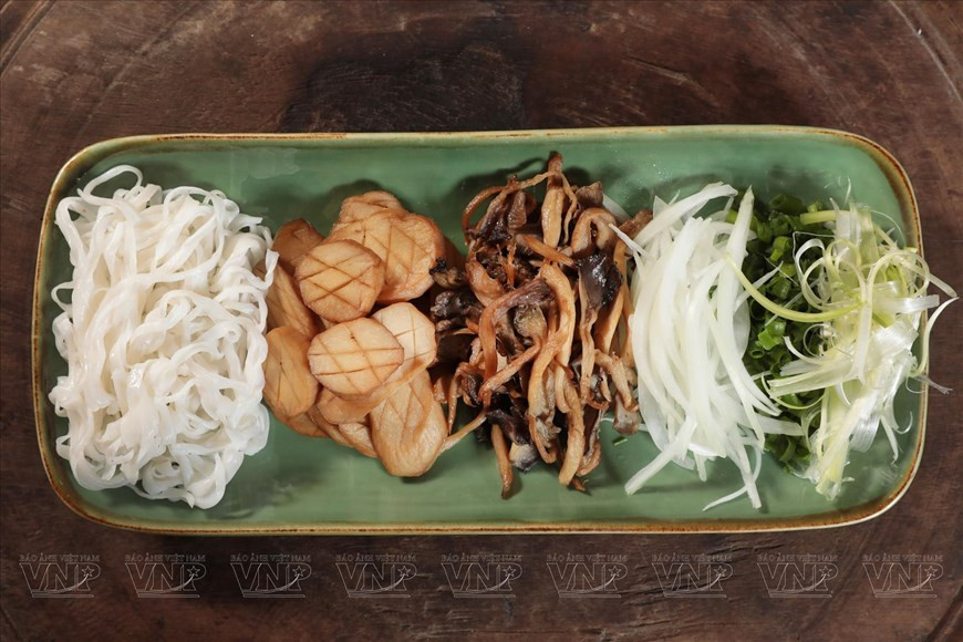 Такие ингредиенты, как рисовая лапша «фо», лук и грибы, готовятся заранее. (Фото: ВИА)