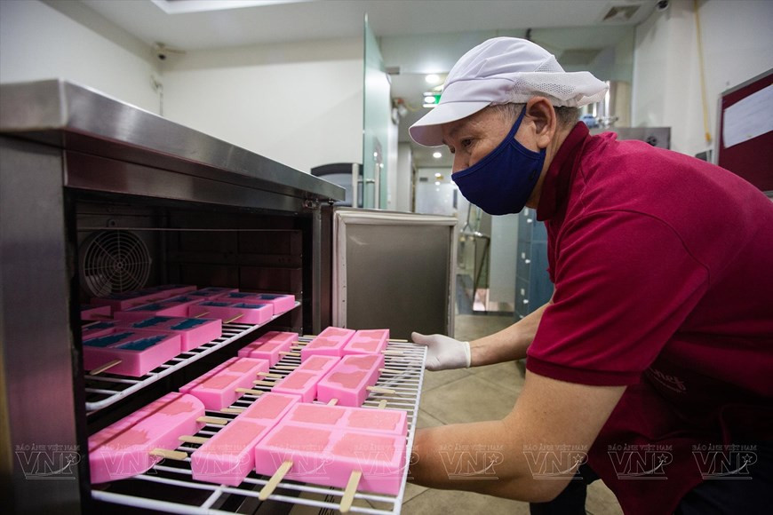 Мороженое помещают в морозильную камеру. (Фото: ВИА)